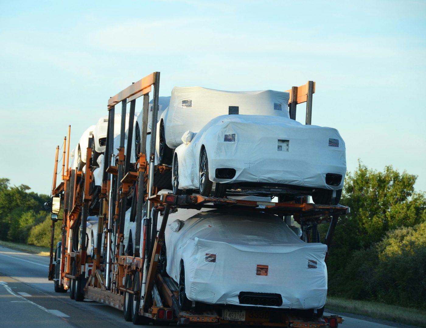 Enclosed vehicle transport